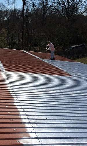 Tinta isolante térmico para telhado de amianto